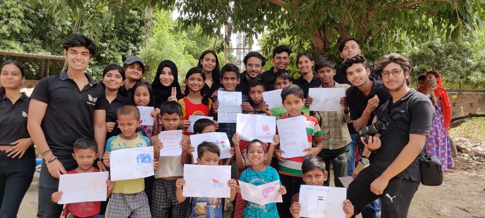 NayePankh volunteers together